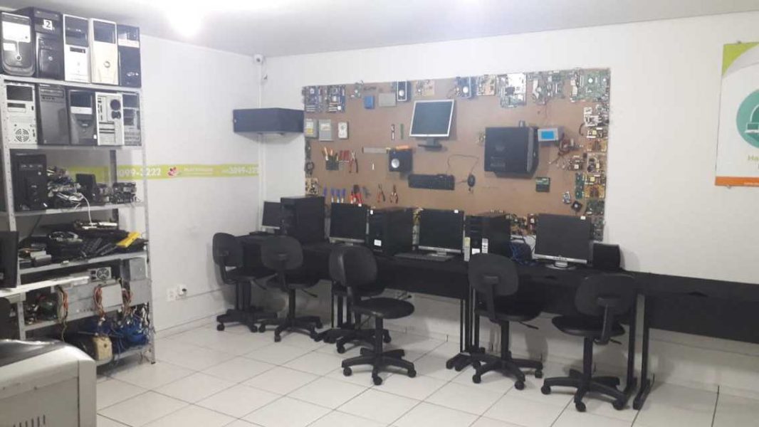 Laboratório de Montagem e Manutenção de Micros — estrutura da MULT Profissões Anápolis Laboratório de Montagem e Manutenção de Micros — estrutura da MULT Profissões Anápolis