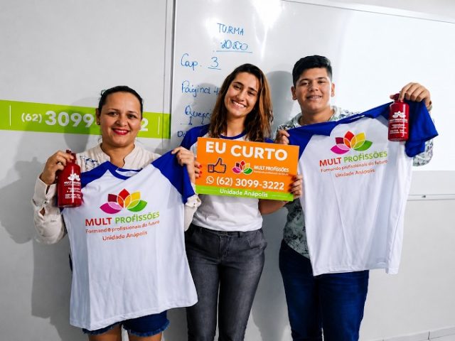 Alunos e professora da MULT Profissões Anápolis com o uniforme da escola em sala de aula Alunos e professora da MULT Profissões Anápolis com o uniforme da escola em sala de aula