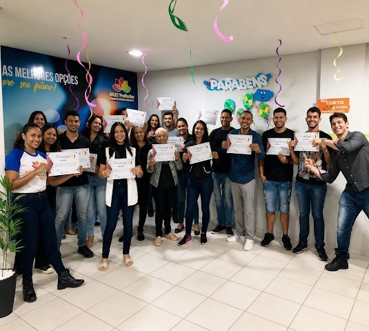Alunos formados exibindo o certificado de curso profissionalizante na unidade de Anápolis Alunos formados exibindo o certificado de curso profissionalizante na unidade de Anápolis