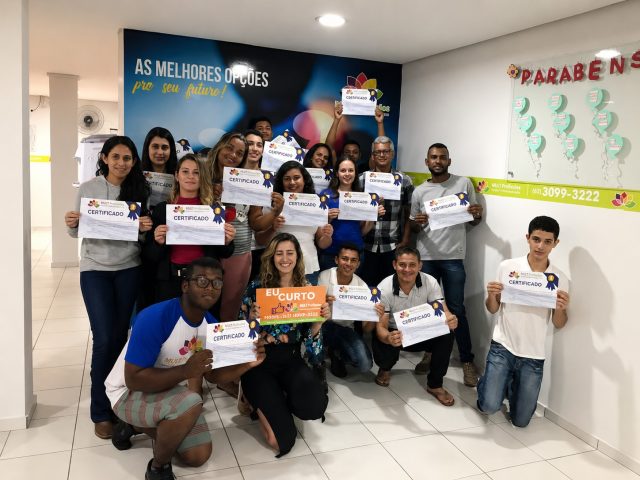Alunos formados nos cursos profissionalizantes da MULT Profissões Anápolis exibindo seus certificados Alunos formados nos cursos profissionalizantes da MULT Profissões Anápolis exibindo seus certificados