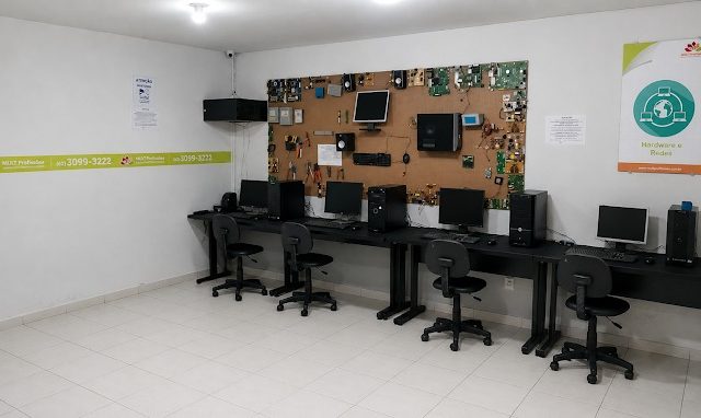 Bancada do laboratório do curso de hardware e redes em Anápolis, com componentes e computadores para manutenção Bancada do laboratório do curso de hardware e redes em Anápolis, com componentes e computadores para manutenção