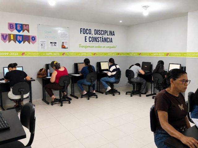 Alunos em aula no laboratório de informática da MULT Profissões, escola de cursos profissionalizantes em Anápolis Alunos em aula no laboratório de informática da MULT Profissões, escola de cursos profissionalizantes em Anápolis