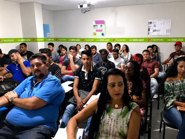 Sala de aula cheia durante palestra para alunos da MULT Profissões em Anápolis Sala de aula cheia durante palestra para alunos da MULT Profissões em Anápolis
