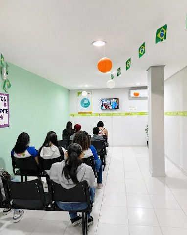 Alunos aguardando o início da aula na sala de espera da MULT Profissões Anápolis Alunos aguardando o início da aula na sala de espera da MULT Profissões Anápolis